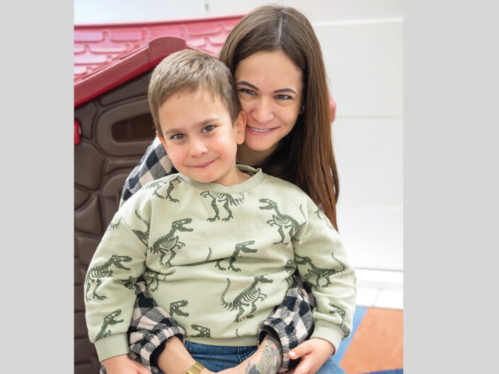 egy kisfiú az anyukájával