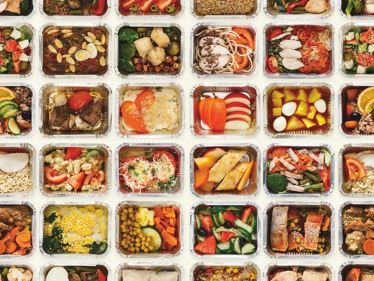 Különféle ételek négyzetes tárolókban kitöltik a képet