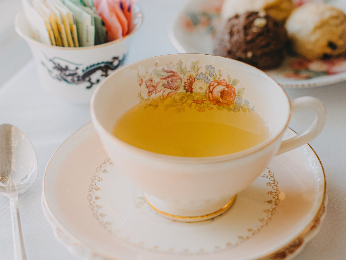 egy csésze fehér tea