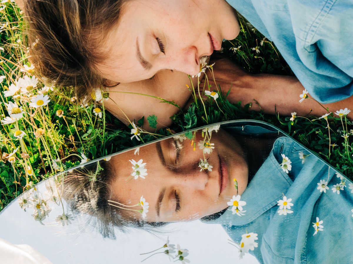 fiatal nő alszik és álmodik egy tavaszi réten