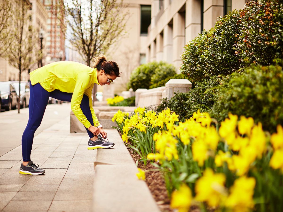 futó nő tavasszal az utcán