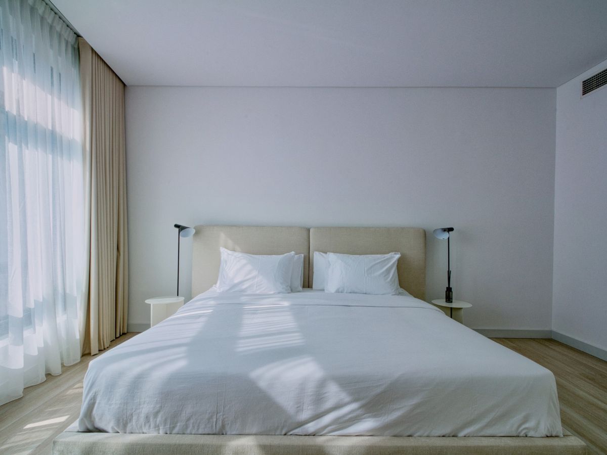 Minimalista fehér hálószoba