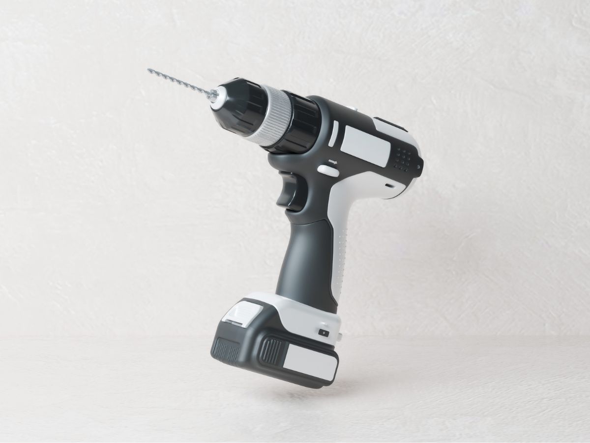 fekete kézi fúró fehér háttér előtt hátradöntve