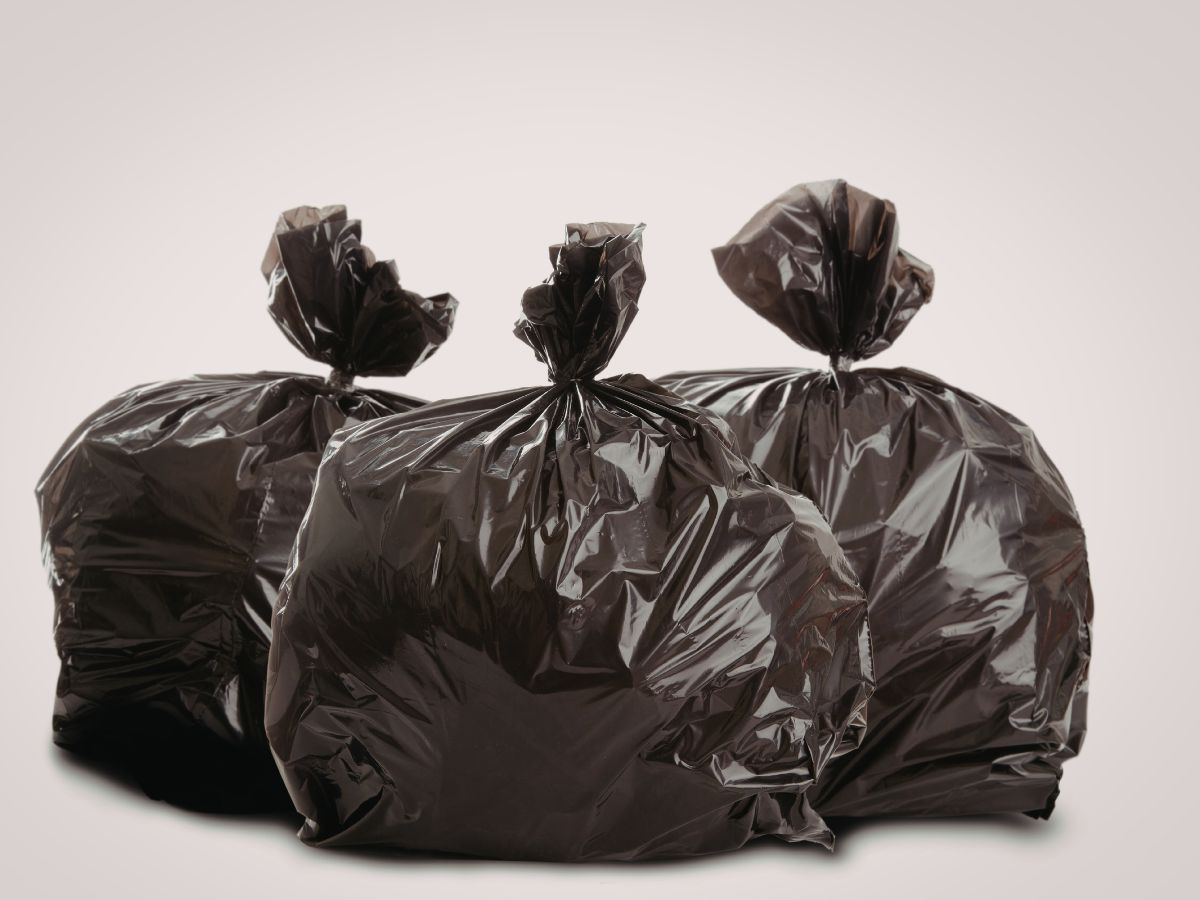 Három fekete, tömött kukászsák