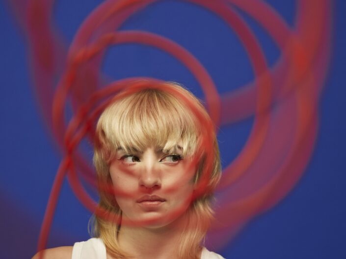 nő spirálokat néz