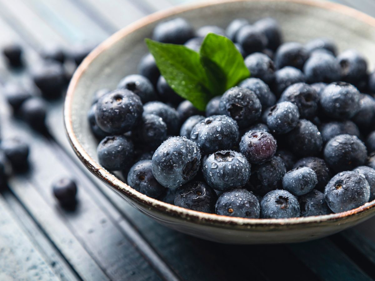 egy tál friss áfonya