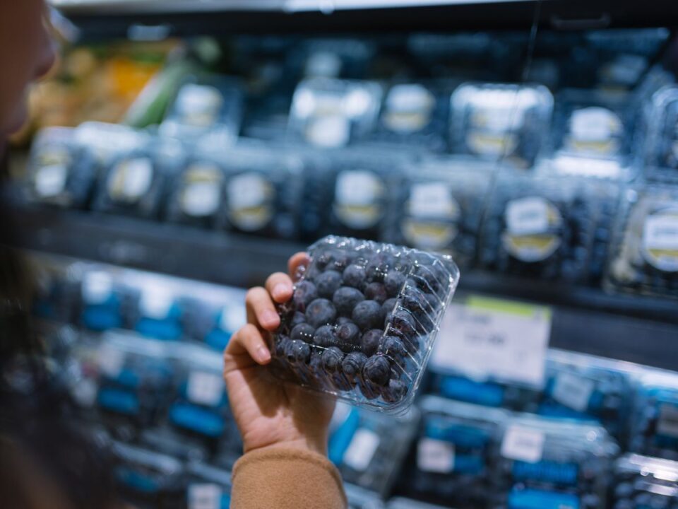 áfonyás dobozok a boltban