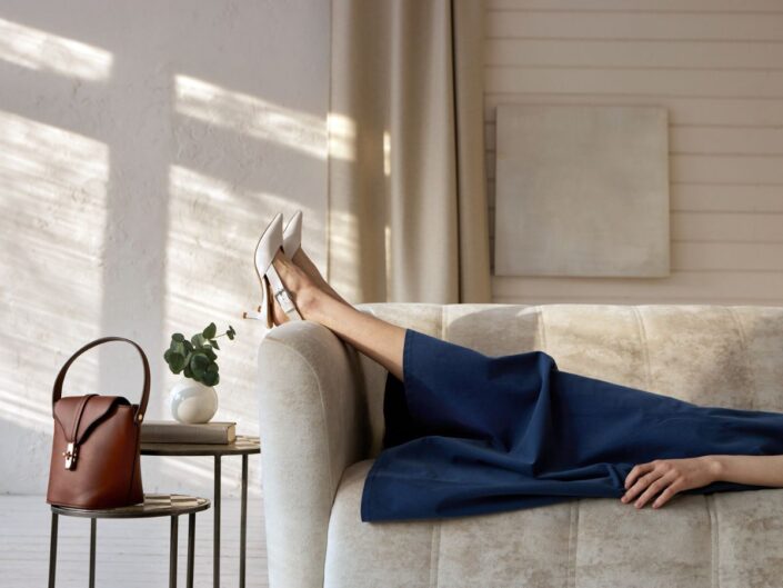 szoknyás nő egy bézs kanapén fekszik