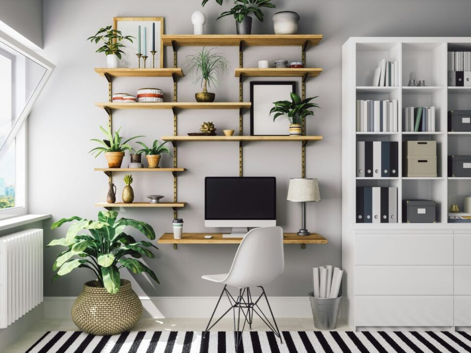 Otthoni dolgozósarok nyitott polcokkal, fekete-fehér csíkos szőnyeg