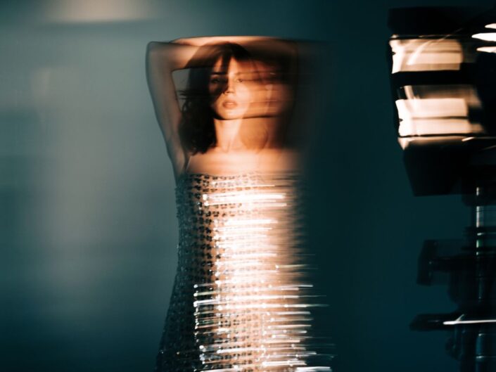 nő rossz lelkiállapotban estélyi ruhában