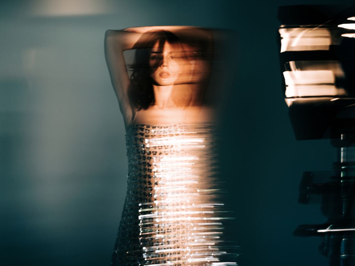 nő rossz lelkiállapotban estélyi ruhában