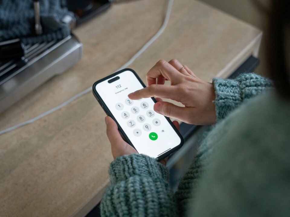 egy okostelefonon hívja a 112-es számot