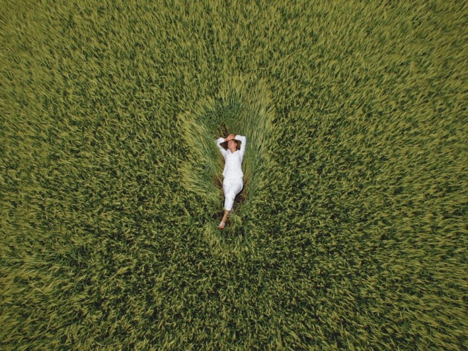 bekoszonto-amikor-pihenni-kell - Nők Lapja zöld fűben pihenő nő