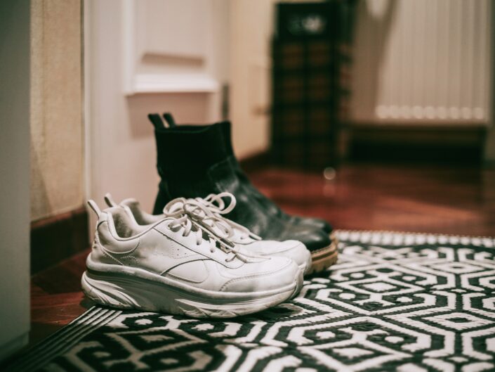 cipők a bejáratnál