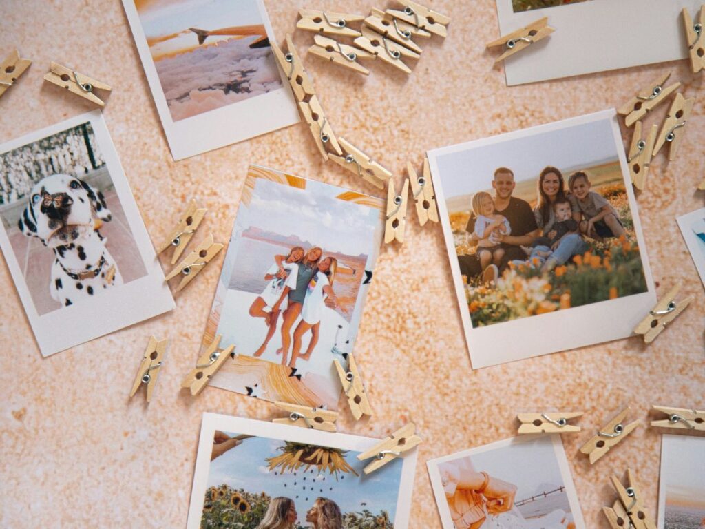 csaladi-foto-lakberendezes-boldogsag - Nők Lapja Családi fotók és fa csipeszek
