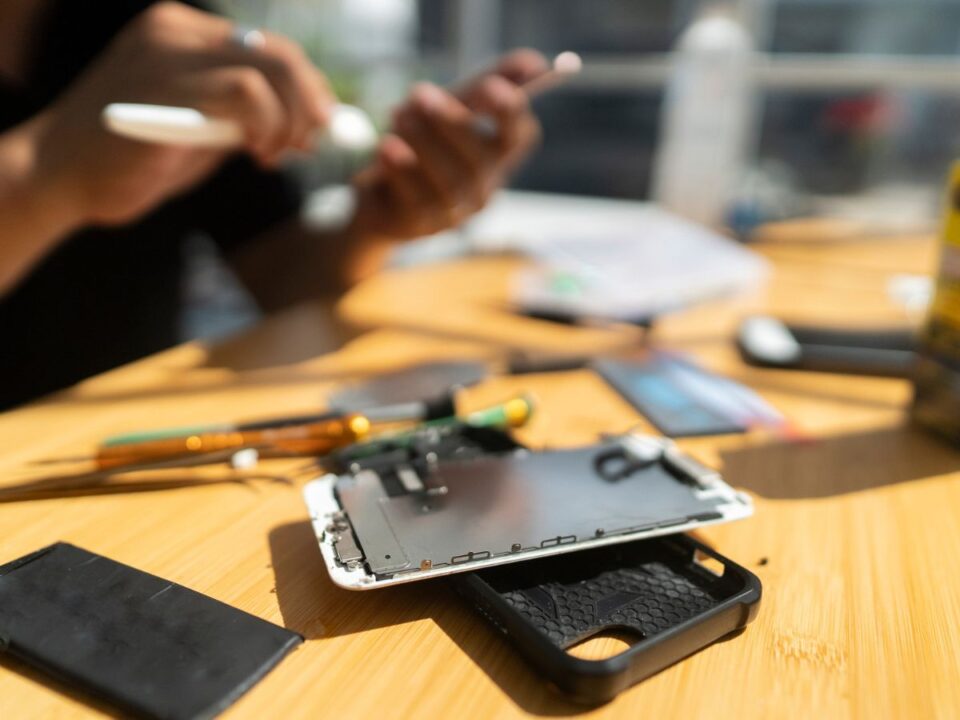 okostelefon szerelése