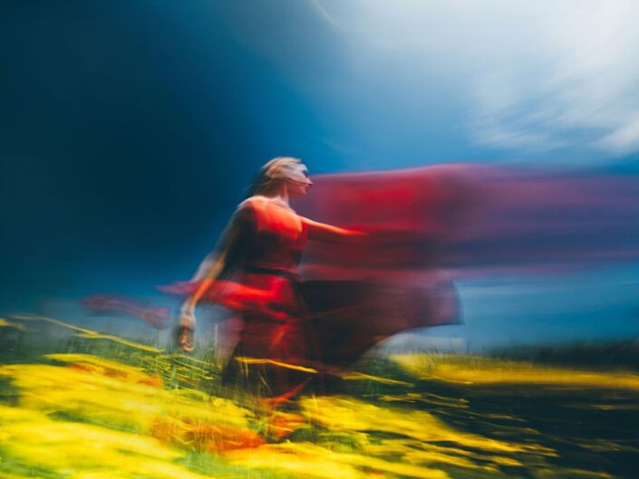 nő piros ruhában tavasszal