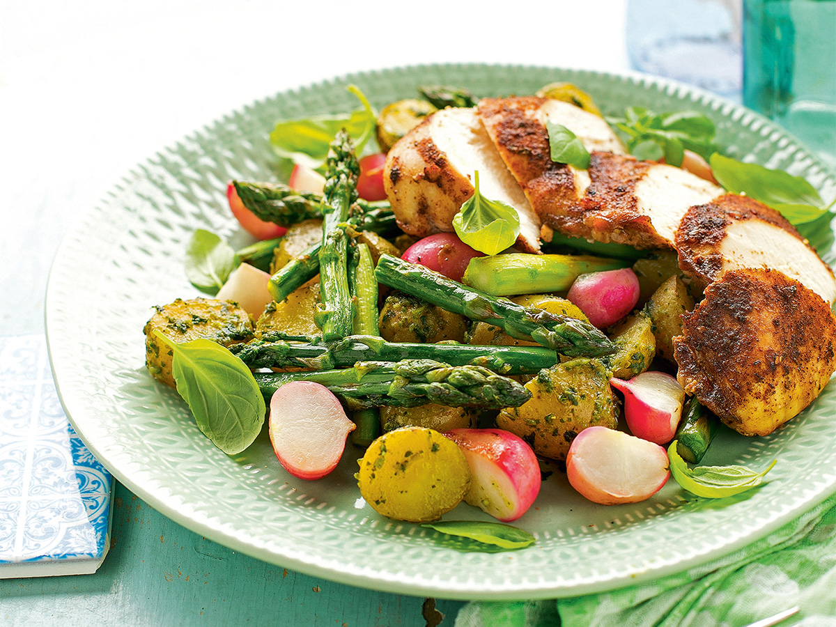 Csirkemell pestós tavaszi zöldségekkel