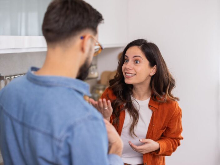 gérfi és nő vitatkozik