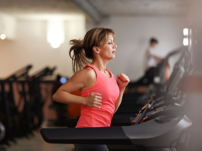 nő edz a futópadon