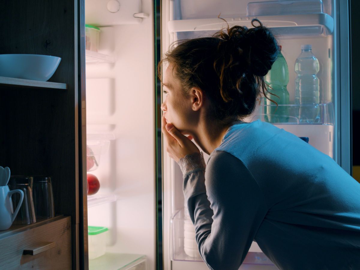 éhes nő este a hűtő előtt