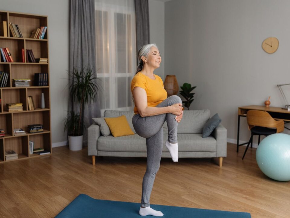 nő tornázik otthon