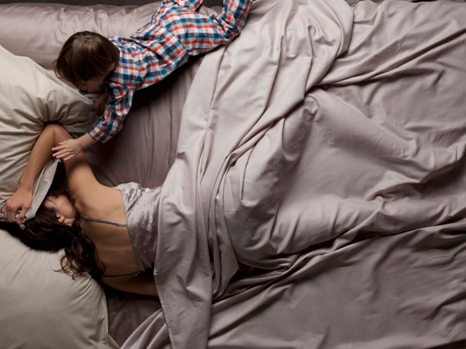 anya egy ágyban van a gyerekével