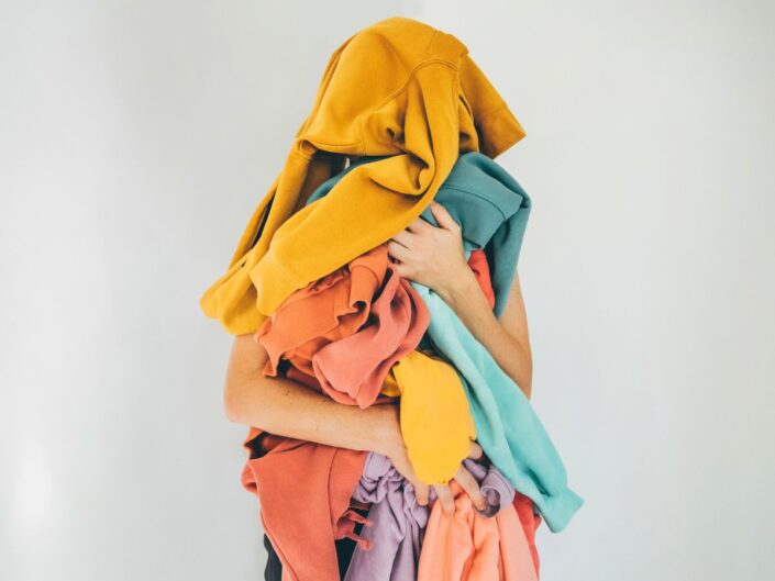 egy nő színes ruhákkal