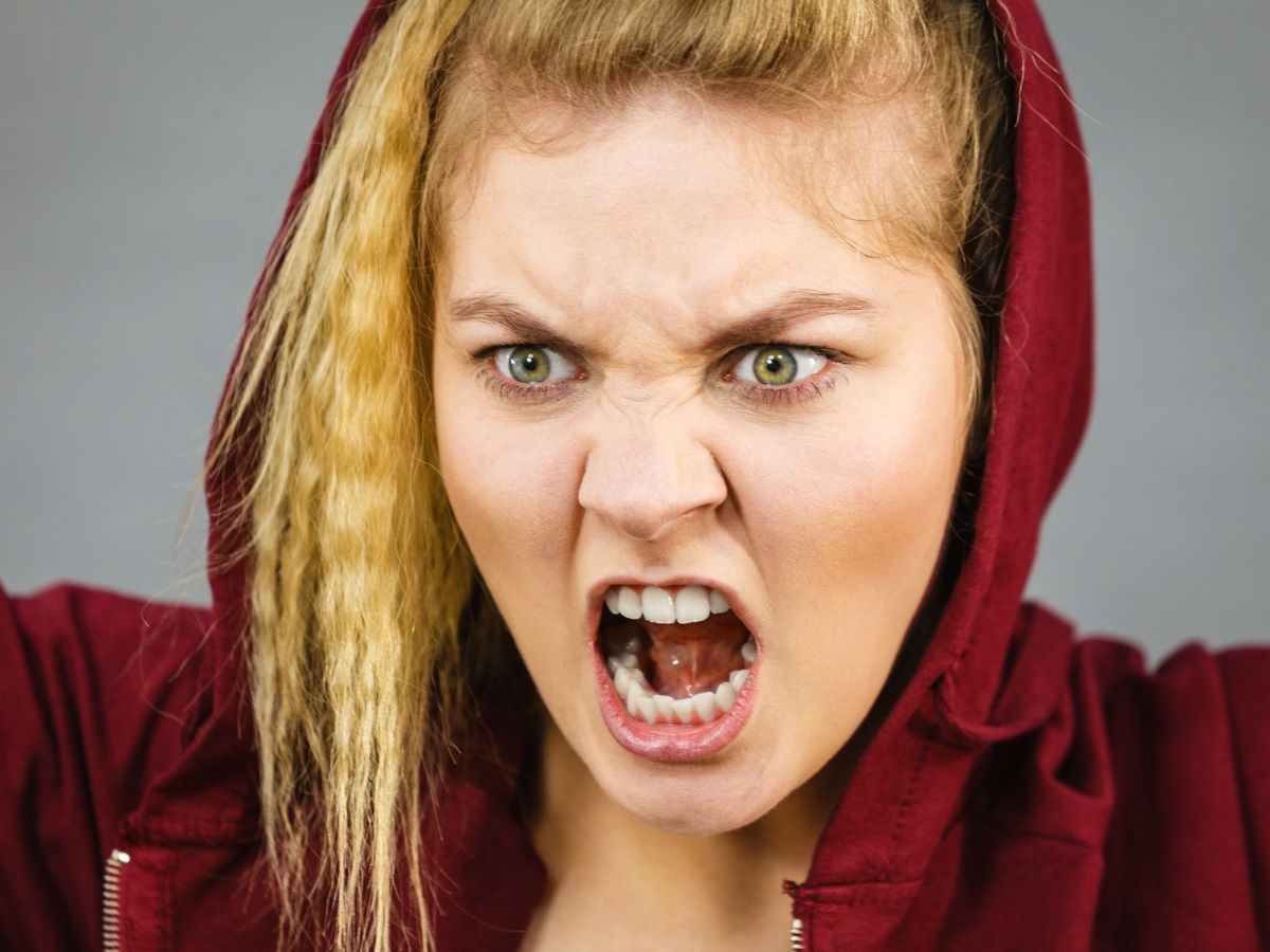 dühős szőke nő bordó felsőben