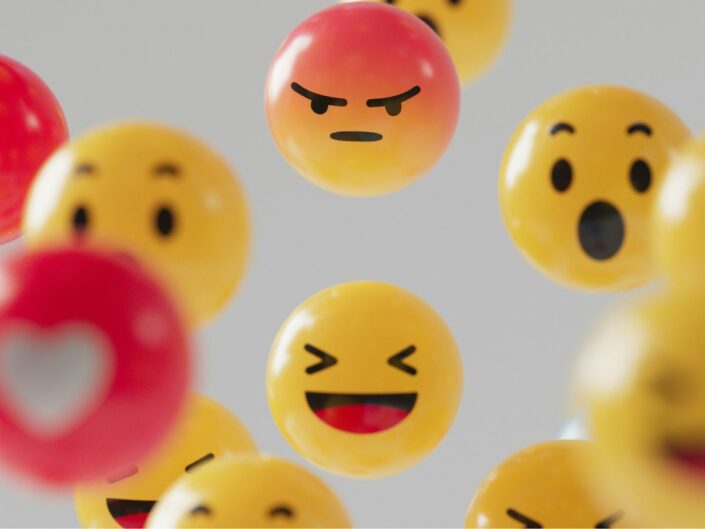 Térbeli emojik különböző érzelmekkel és arckifejezésekkel számítógépes grafikán