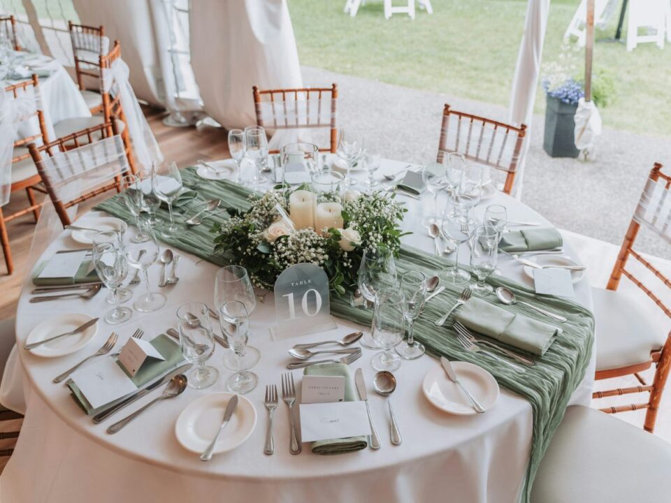 Esküvői terített kör alakú asztal