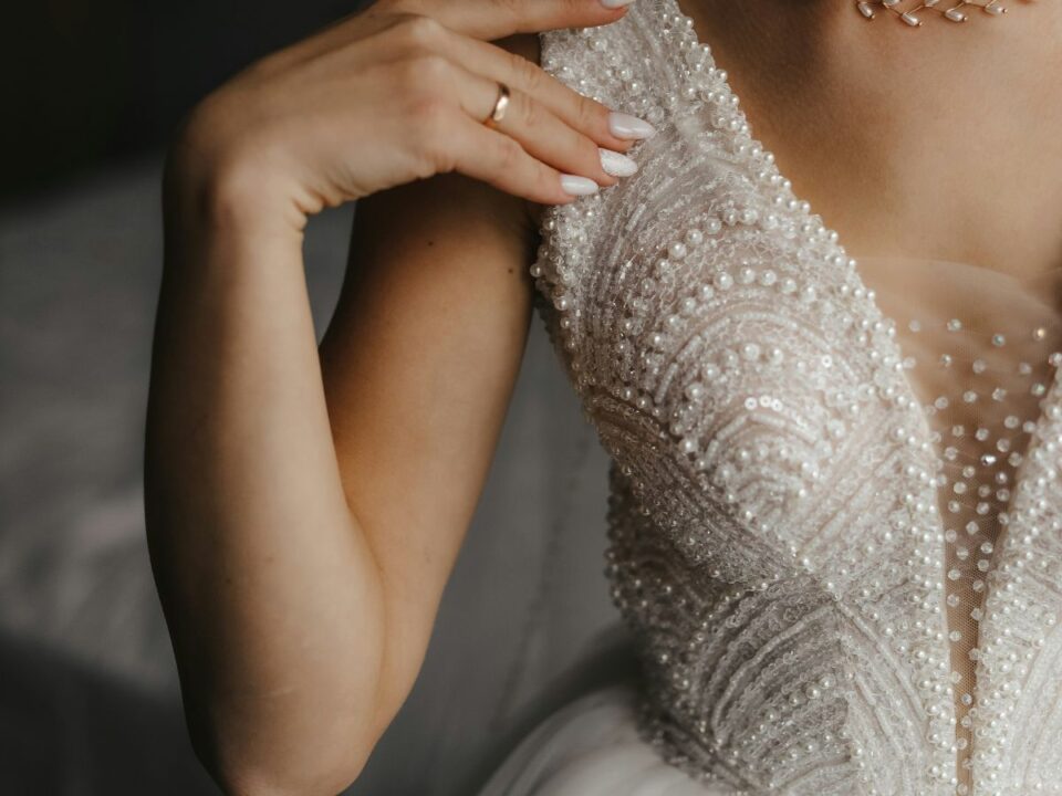 Gyöngyökkel díszített esküvői ruha felső része közeli képen
