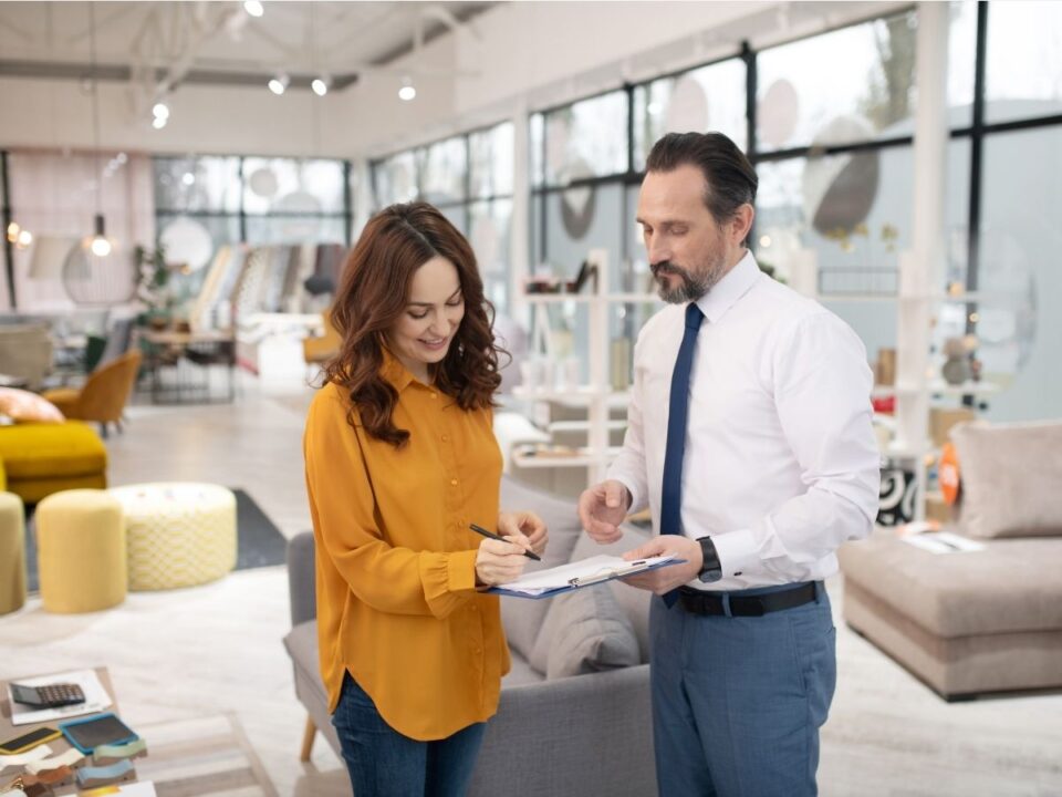 vevő és eladó szerződést ír alá bútorboltban