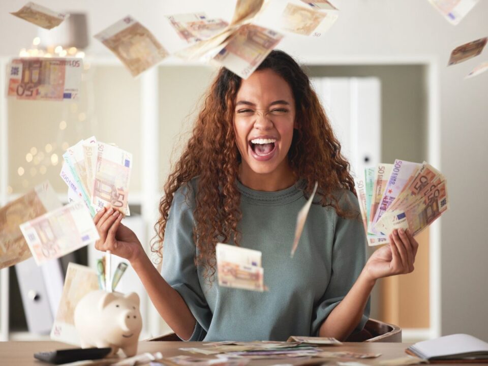 boldog fiatal nő szórja a pénzt 