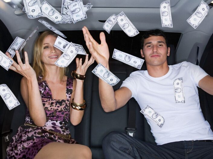 fiatal pár szórja a pénzt