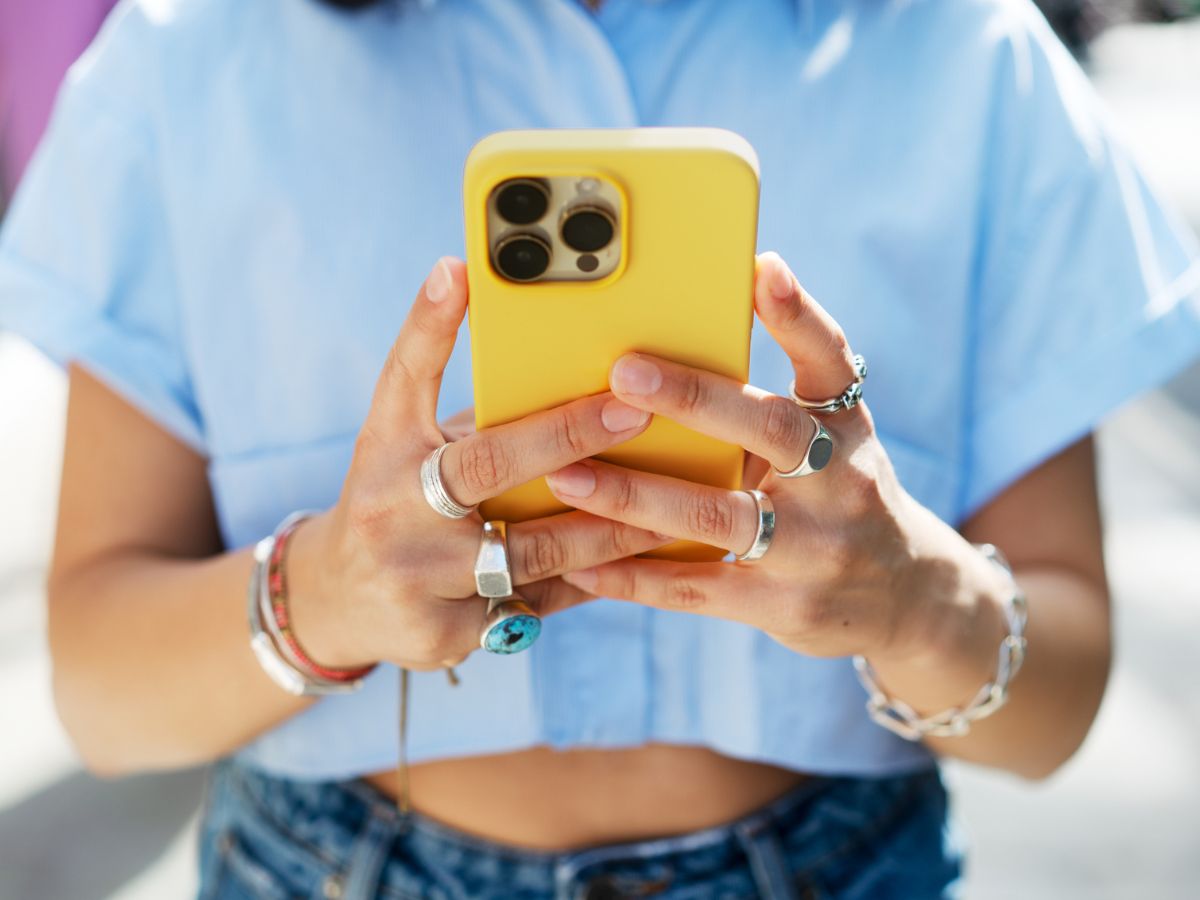 fiatal nő okostelefonnal a kezében