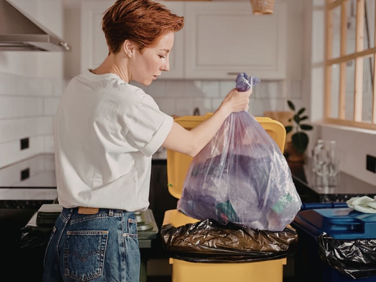 vörös hajú nő kidobja a szemetet