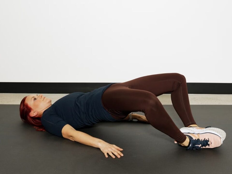 béka pózban végzett híd gyakorlat