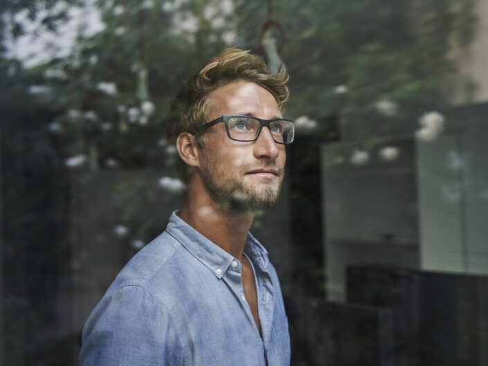 intelligensnek tűnő férfi