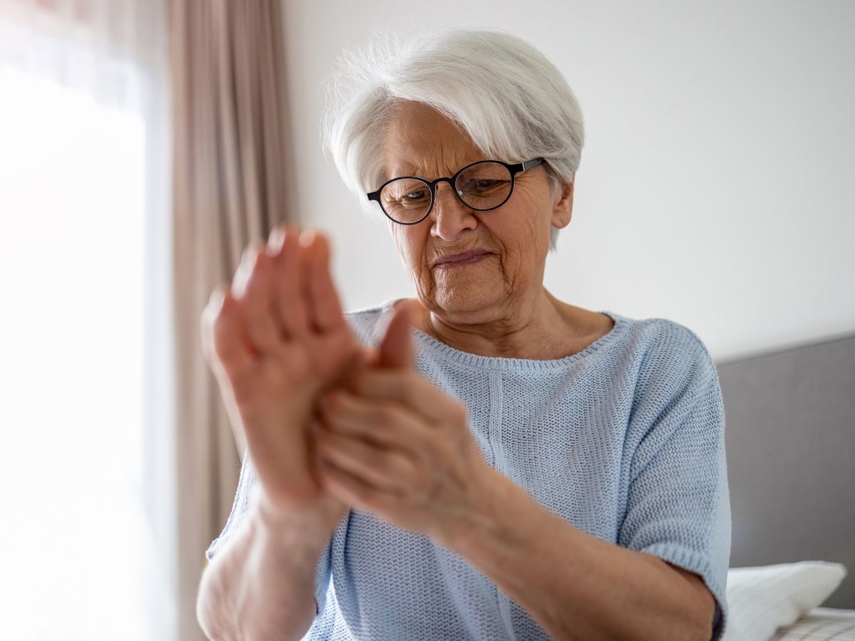 idősebb nő fájlalja a kézízületeit
