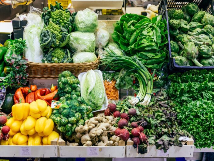 zöldságes pult kelmbimbóval és salátafélékkel