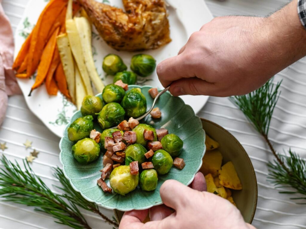 kelbimbo-zoldsegkoret - Nők Lapja Kelbimbó zöldségköretet szed tányérjára hús és zöldség mellé férfikéz
