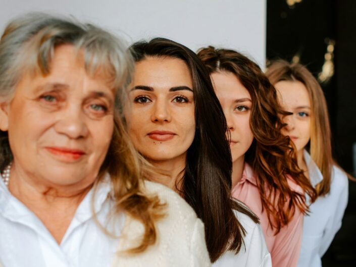 Négy nő különböző generációból egymás mögött állva kamerába néz