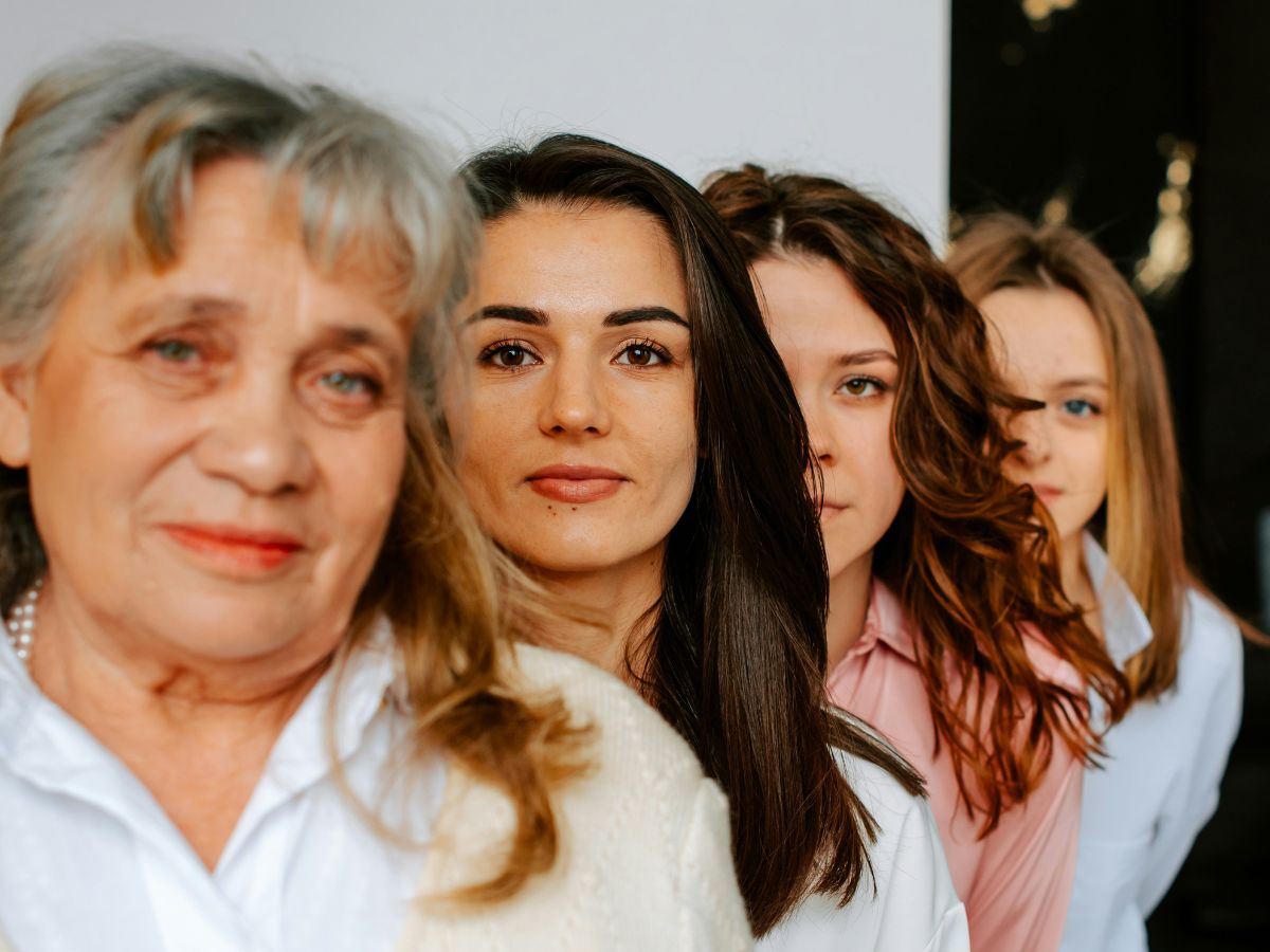 Négy nő különböző generációból egymás mögött állva kamerába néz