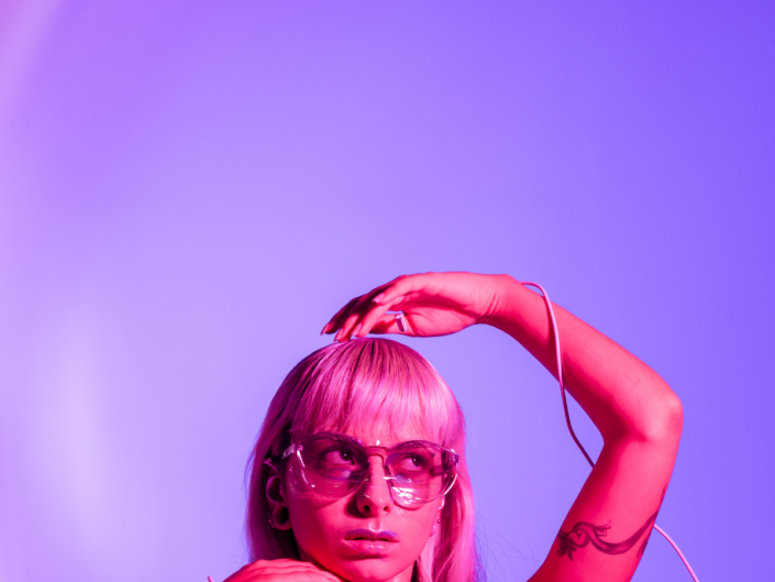 színes kép egy nőről, aki mindent túlgondol