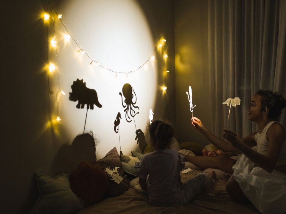 gyerekek árnyjátékot játszanak otthon