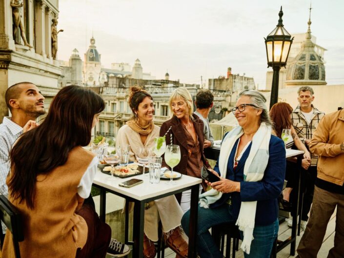 egy tetőterszon mulató emberek