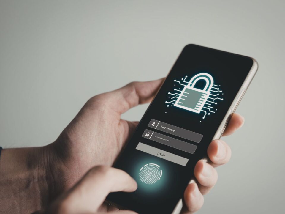 mobiltelefont használ egy férfi