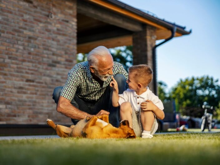 nagymama az unokájával és a kuytájával