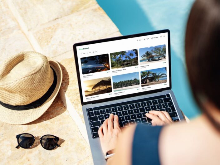 egy nő a laptopján foglal utazást